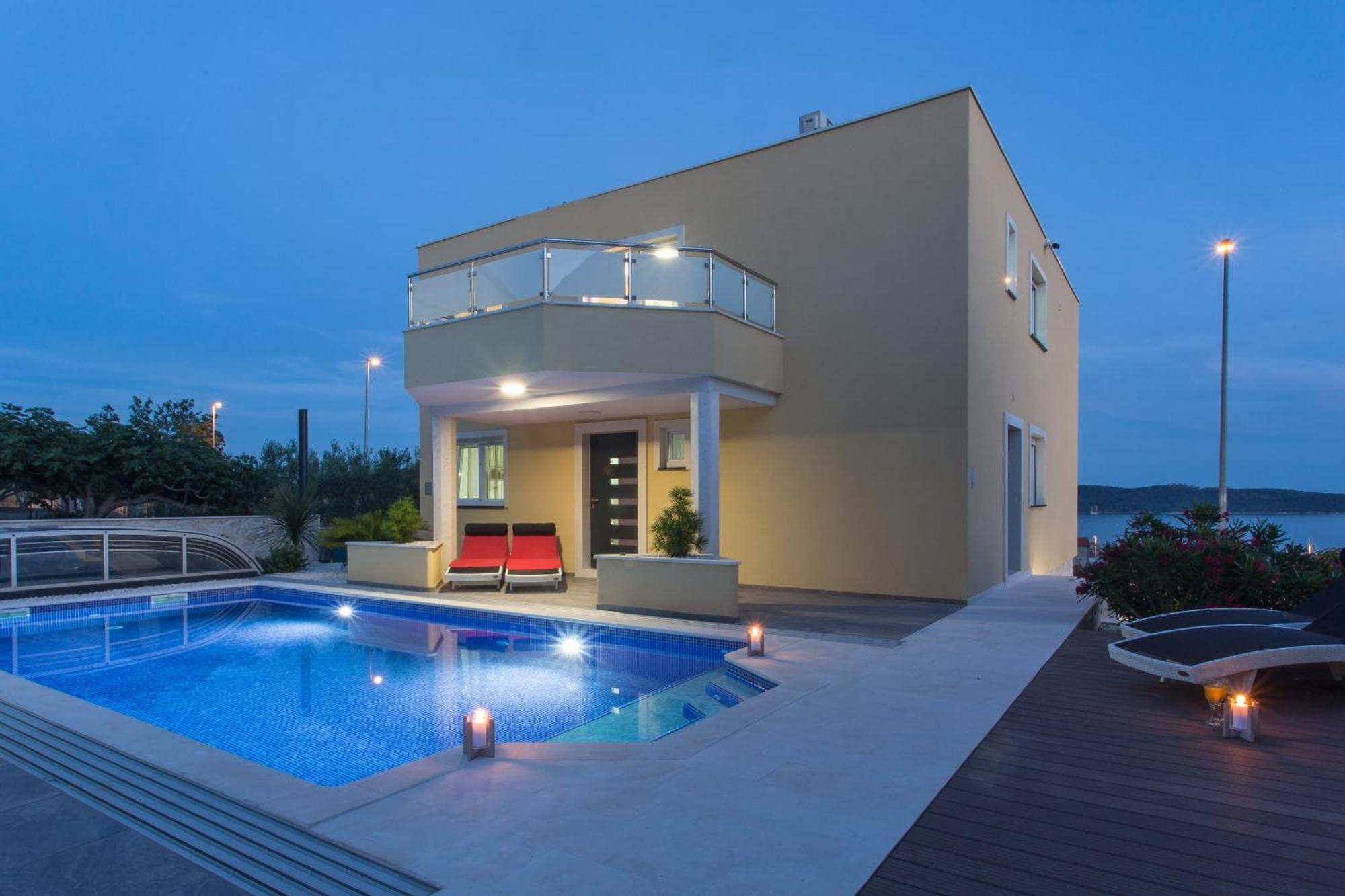Villa Villa-split-luxury-heated Salt Water Pool-up To 3 Family